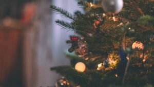 womensway 126 Egy száradó karácsonyfa díszítése, rajta egy kis zokni és fények.