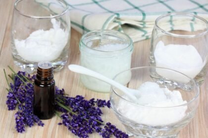 Különböző üvegekben természetes szagtalanító készítmények, levendula virágokkal díszítve.