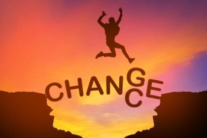 Egy ember ugrik a szikla széléről, a háttérben naplemente és a 'CHANGE' felirat látható.