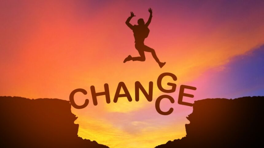 Egy ember ugrik a szikla széléről, a háttérben naplemente és a 'CHANGE' felirat látható.