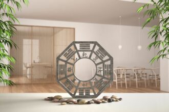 Egy feng shui szimbólum, amely harmonikus energiát sugároz, zöld növényekkel és sima kövekkel körülvéve.