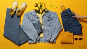 womensway 145 Tavaszi ruhadarabok: farmernadrág, dzseki, sárga pulóver és cipő, virágokkal díszítve.