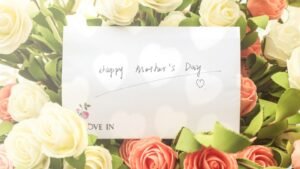 womensway 128 Egy szívhez szóló Anyák napi üdvözlőlap rózsaszín és fehér virágok között.