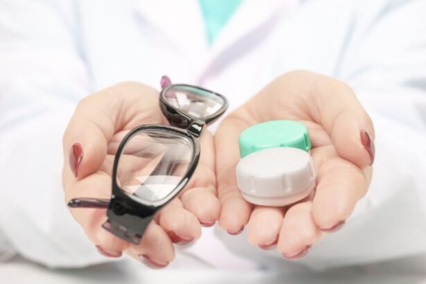 Két kézben szemüveg és kontaktlencse tároló dobozok láthatók, amelyek a látáskorrekciós lehetőségeket szimbolizálják.