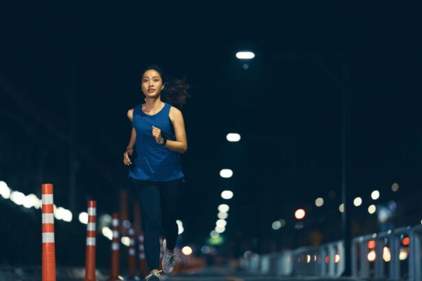 Egy fiatal nő fut az éjszakai utcán, világító lámpák alatt, biztonságos környezetben.