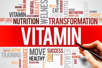 A képen a 'VITAMIN' szó dominál, körülötte egészséggel és táplálkozással kapcsolatos kulcsszavak láthatók.