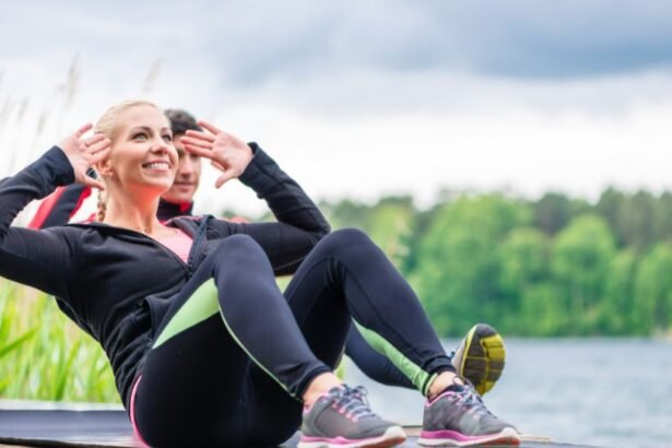 Két ember edz a szabadban, a nő hasizomgyakorlatot végez, miközben a természetben pihen.