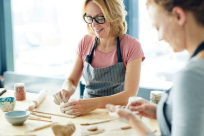 Hobbik, amik összehoznak 4 Két nő kreatívan dolgozik egy kézműves műhelyben, agyagot formázva és közben beszélgetve.