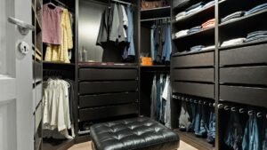 Egy rendezett kapszulagardrób, különböző ruhákkal és tárolókkal, amelyek segítik a stílusos öltözködést.