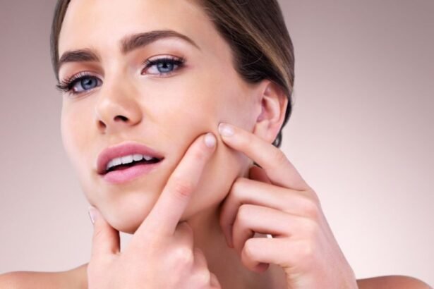 Egy fiatal nő az arcát vizsgálja, pattanásra mutatva, miközben közelről nézi a bőrét.