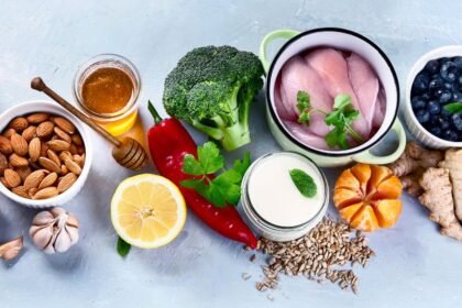 Friss zöldségek, gyümölcsök és egészséges ételek, mint csirkehús, brokkoli, mandula és méz, immunerősítő hatással.