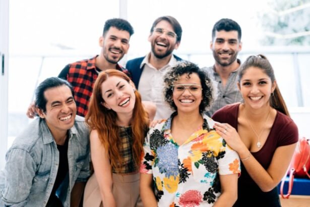 Egy vidám baráti társaság csoportképe, ahol mindenki mosolyog és jól érzi magát.