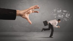 womensway 112 Egy férfi pánikban fut, míg egy hatalmas kéz próbálja elérni őt, a háttérben 'Help!' feliratokkal.