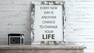 womensway 137 Egy fehér keretben elhelyezett inspiráló idézet, amely a változás lehetőségéről szól, egy vintage rádió mellett.