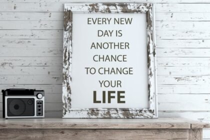Egy fehér keretben elhelyezett inspiráló idézet, amely a változás lehetőségéről szól, egy vintage rádió mellett.