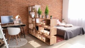 womensway 127 Modern lakásdekoráció, fa polcokkal, növényekkel és világítással, harmonikus otthoni környezet.