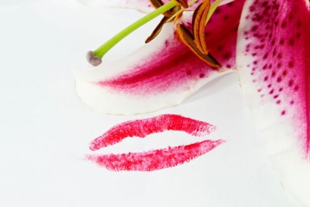 Egy fehér papíron piros rúzsnyom látható, mellette egy gyönyörű liliom szirmai.