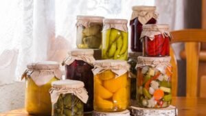 womensway 142 Több üveg befőtt, különböző zöldségekkel és gyümölcsökkel, természetes tartósítással.