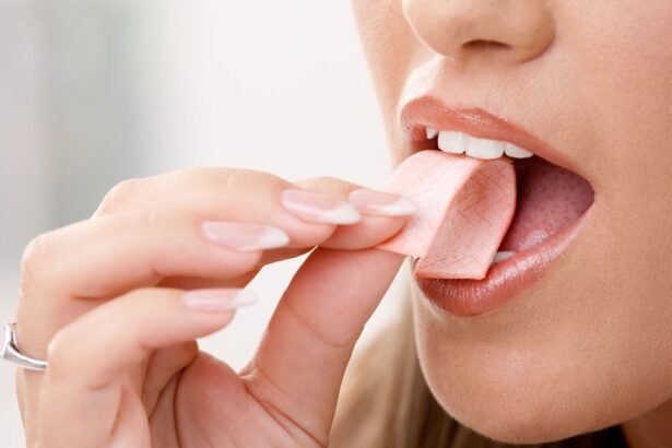 Egy nő rágógumit vesz a szájába, miközben mosolyog és figyelmesen néz.