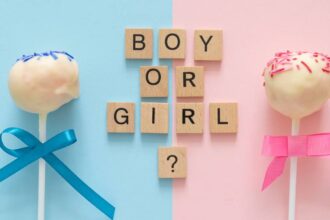 Kék és rózsaszín színű édességek, a középen 'BOY OR GIRL?' felirattal.