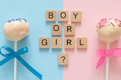 Kék és rózsaszín színű édességek, a középen 'BOY OR GIRL?' felirattal.
