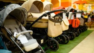 womensway 133 Különböző stílusú babakocsik sorakoznak egy boltban, különböző színekben és formákban.