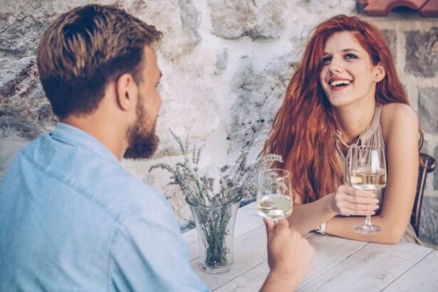 Egy fiatal pár vidáman beszélget egy étteremben, italokat tartanak a kezükben.