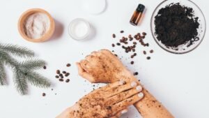 womensway 145 Kávézaccos bőrradír használata, kezek kávézaccal borítva, szépségápolás.