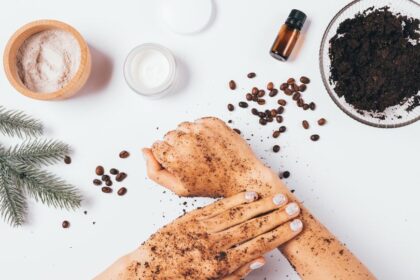 Kávézaccos bőrradír használata, kezek kávézaccal borítva, szépségápolás.