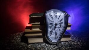 womensway 137 Egy olvadt óra áll egy könyvhalmon, szürreális háttérrel, amely Salvador Dalí stílusát idézi.