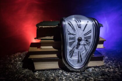 Egy olvadt óra áll egy könyvhalmon, szürreális háttérrel, amely Salvador Dalí stílusát idézi.
