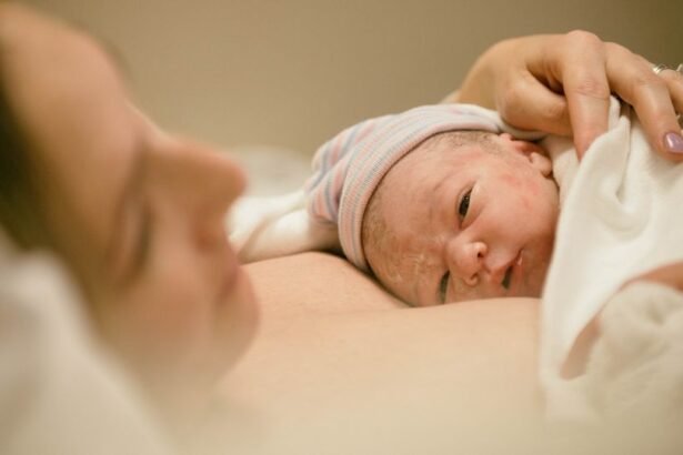 Egy újszülött baba anyja karjaiban, boldog pillanatban, kórházi környezetben.