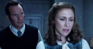 Ed és Lorraine Warren, a híres paranormális nyomozók, egy feszültséggel teli pillanatban, amely a horrorfilmek ihletét adja.