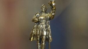Egy Kossuth-díjat ábrázoló bronz szobor, amely Kossuth Lajos alakját idézi meg.