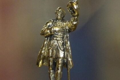 Egy Kossuth-díjat ábrázoló bronz szobor, amely Kossuth Lajos alakját idézi meg.