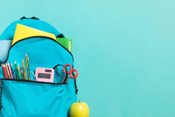 Egy vidám, türkiz hátizsák, tele színes ceruzákkal, füzetekkel és egy almával.