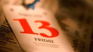 womensway 150 Egy naptár lapja, amelyen a péntek 13-a dátum látható, piros számokkal kiemelve.