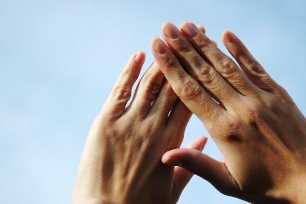 Két kéz, amely egymásra van helyezve, a háttérben világos égbolt látható. A körmök egészségesnek tűnnek, de a sötét foltok figyelmeztető jelek lehetnek.