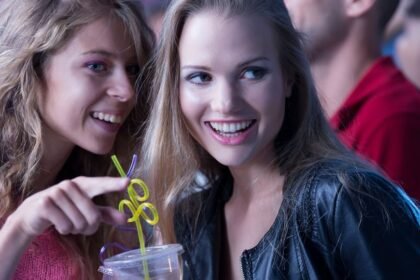 Elgondolkodtál már azon, vajon tetszel-e valakinek? Az apró jelek sokat elárulnak – ha figyelsz rájuk, könnyen felismerheted, ha valaki igazán érdeklődik irántad. Cikkünkben összegyűjtöttük azt az öt árulkodó jelet, amelyeket érdemes keresned.