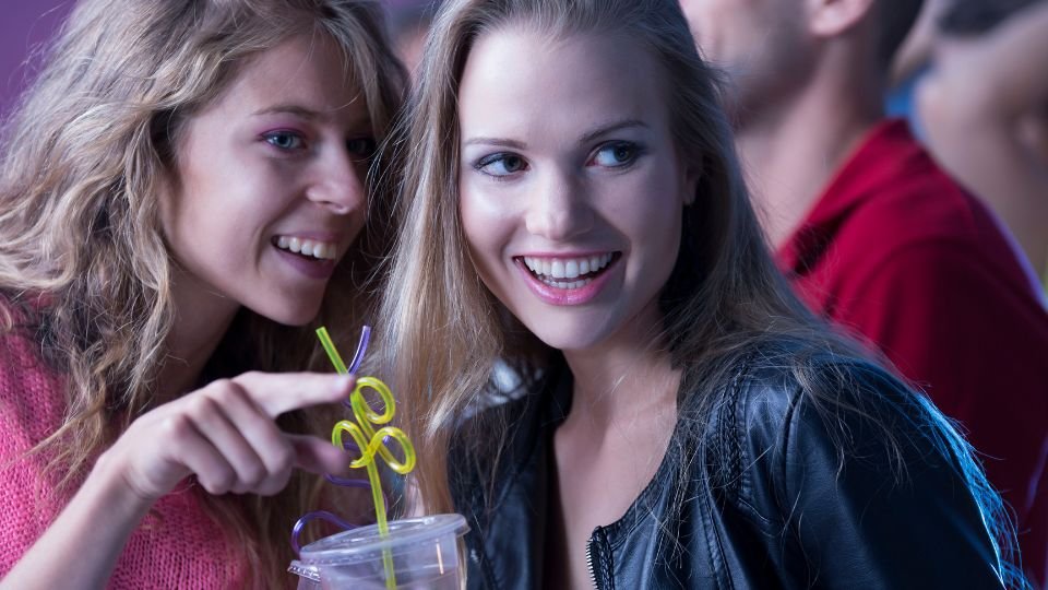 Elgondolkodtál már azon, vajon tetszel-e valakinek? Az apró jelek sokat elárulnak – ha figyelsz rájuk, könnyen felismerheted, ha valaki igazán érdeklődik irántad. Cikkünkben összegyűjtöttük azt az öt árulkodó jelet, amelyeket érdemes keresned.