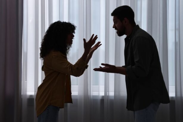 Egy pár vitázik, a nő gesztikulál, míg a férfi reagál, háttérben függöny.