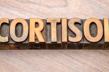 A 'CORTISOL' felirat fából készült betűkből, amely a stresszhormont jelöli.