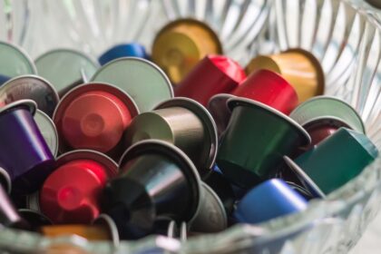 Újratölthető kávékapszula: előnye, hátránya 4 Színes újratölthető kávékapszulák egy átlátszó tálban, különböző árnyalatokban.