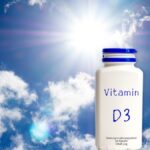 A K2- és D-vitamin együttes szedése kulcsfontosságú lehet csontjaink egészségéhez. Míg a D-vitamin segíti a kalcium felszívódását, addig a K2-vitamin gondoskodik arról, hogy a kalcium valóban a csontokba épüljön be, ne pedig az erek falába rakódjon le.