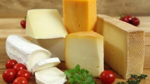 womensway 142 Többféle alacsony zsírtartalmú sajt, friss zöldségekkel és paradicsommal.