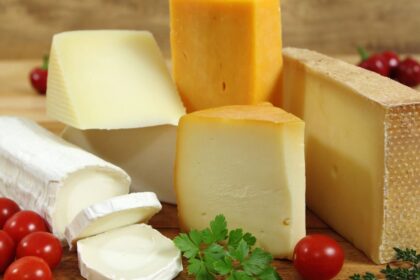 Többféle alacsony zsírtartalmú sajt, friss zöldségekkel és paradicsommal.