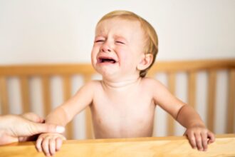 Minden szülő megtapasztalja, milyen nehéz, amikor a baba vigasztalhatatlanul sír. Fontos tudni, hogy ezek az érzések természetesek, és nem vagy egyedül. Cikkünk segít abban, hogyan őrizd meg lelki egyensúlyod ebben a kihívásokkal teli időszakban.