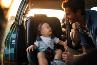 Az első közös kirándulás babával igazán izgalmas élmény, de némi előkészületet igényel. Fontos, hogy biztonságos, könnyen megközelíthető helyszínt válasszunk, és ne feledkezzünk meg a bababarát felszerelésről sem. Tippjeink segítenek a zökkenőmentes indulásban!