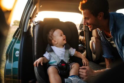 Az első közös kirándulás babával igazán izgalmas élmény, de némi előkészületet igényel. Fontos, hogy biztonságos, könnyen megközelíthető helyszínt válasszunk, és ne feledkezzünk meg a bababarát felszerelésről sem. Tippjeink segítenek a zökkenőmentes indulásban!