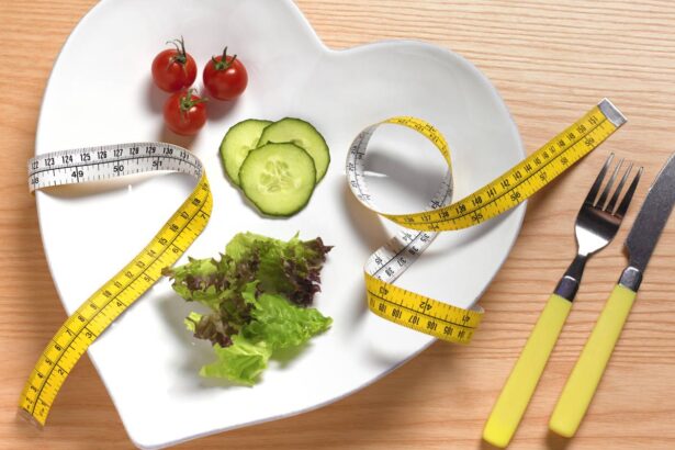 Egy szív alakú tányéron friss zöldségek és mérőszalag található.